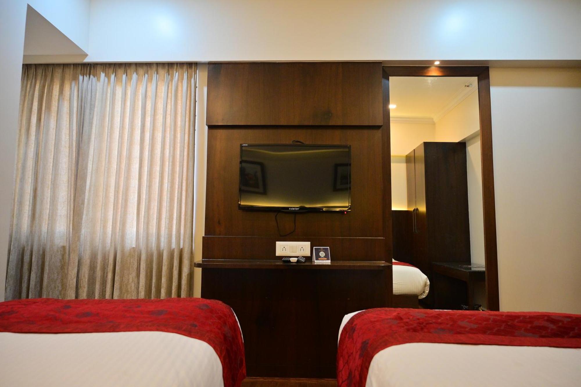 Hotel Golden Riviera Mysuru Zewnętrze zdjęcie