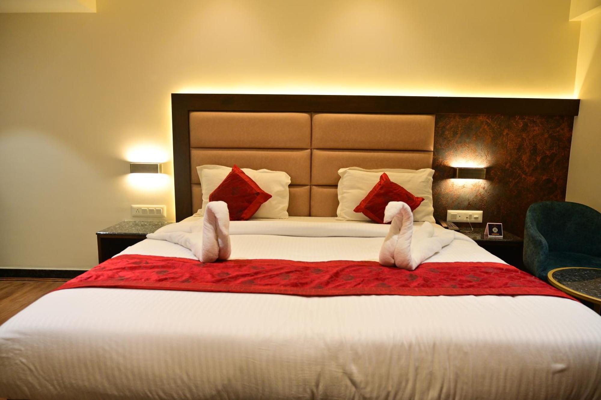 Hotel Golden Riviera Mysuru Zewnętrze zdjęcie