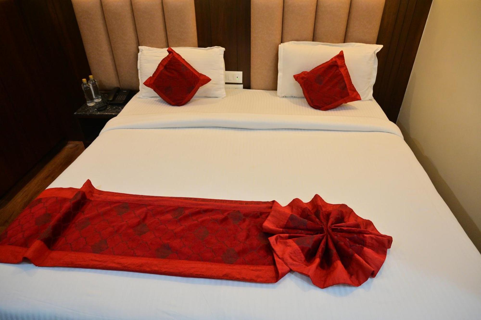 Hotel Golden Riviera Mysuru Zewnętrze zdjęcie