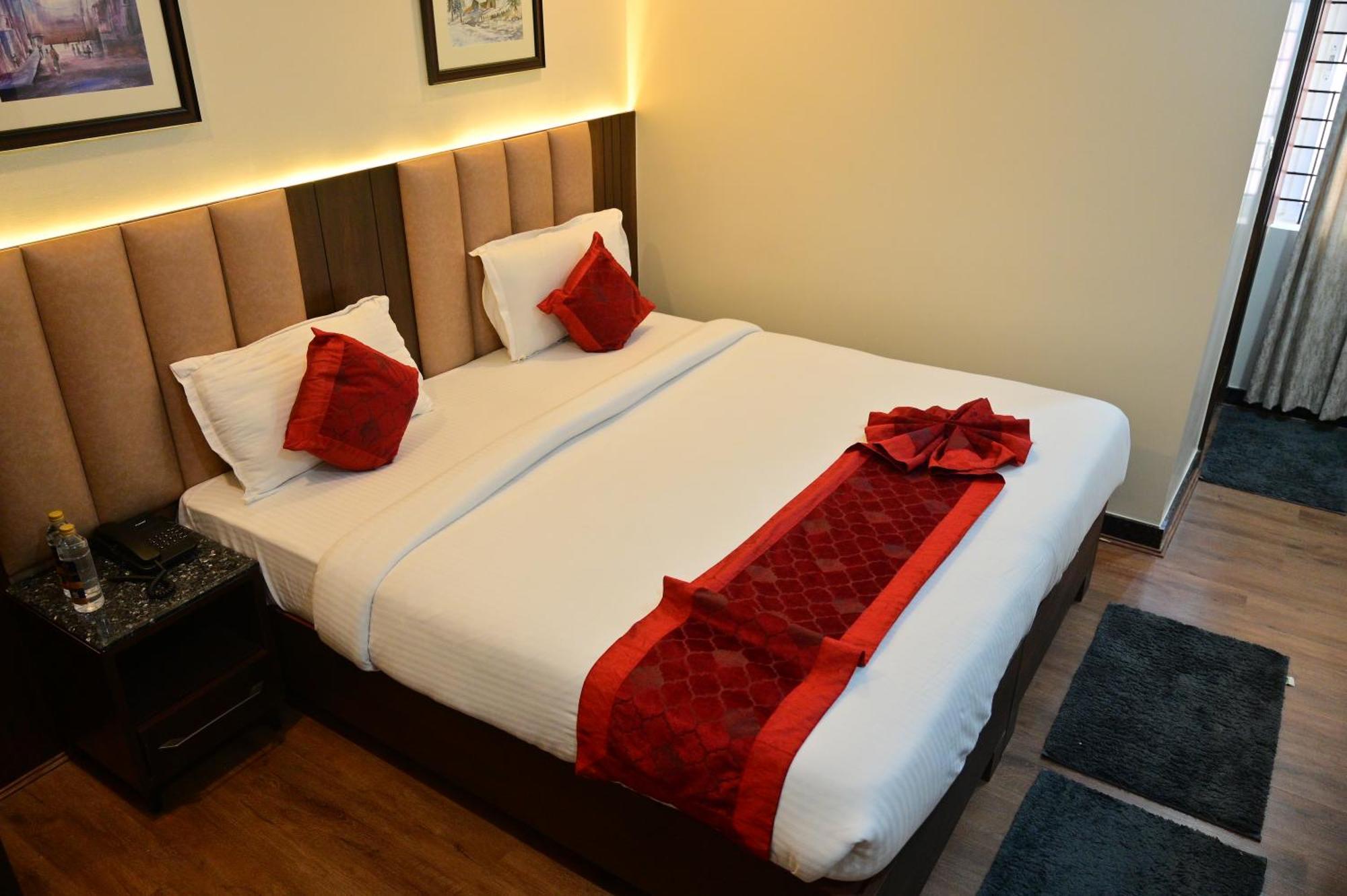 Hotel Golden Riviera Mysuru Zewnętrze zdjęcie