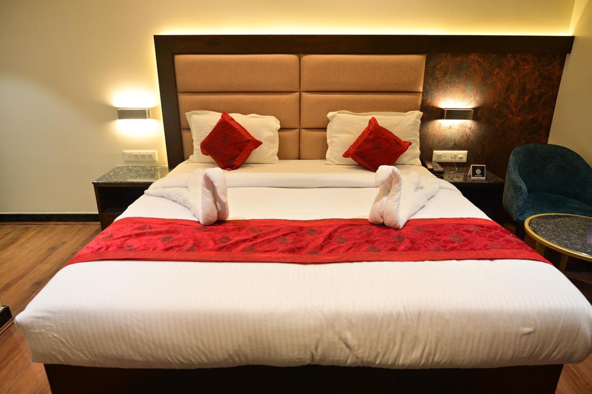 Hotel Golden Riviera Mysuru Zewnętrze zdjęcie