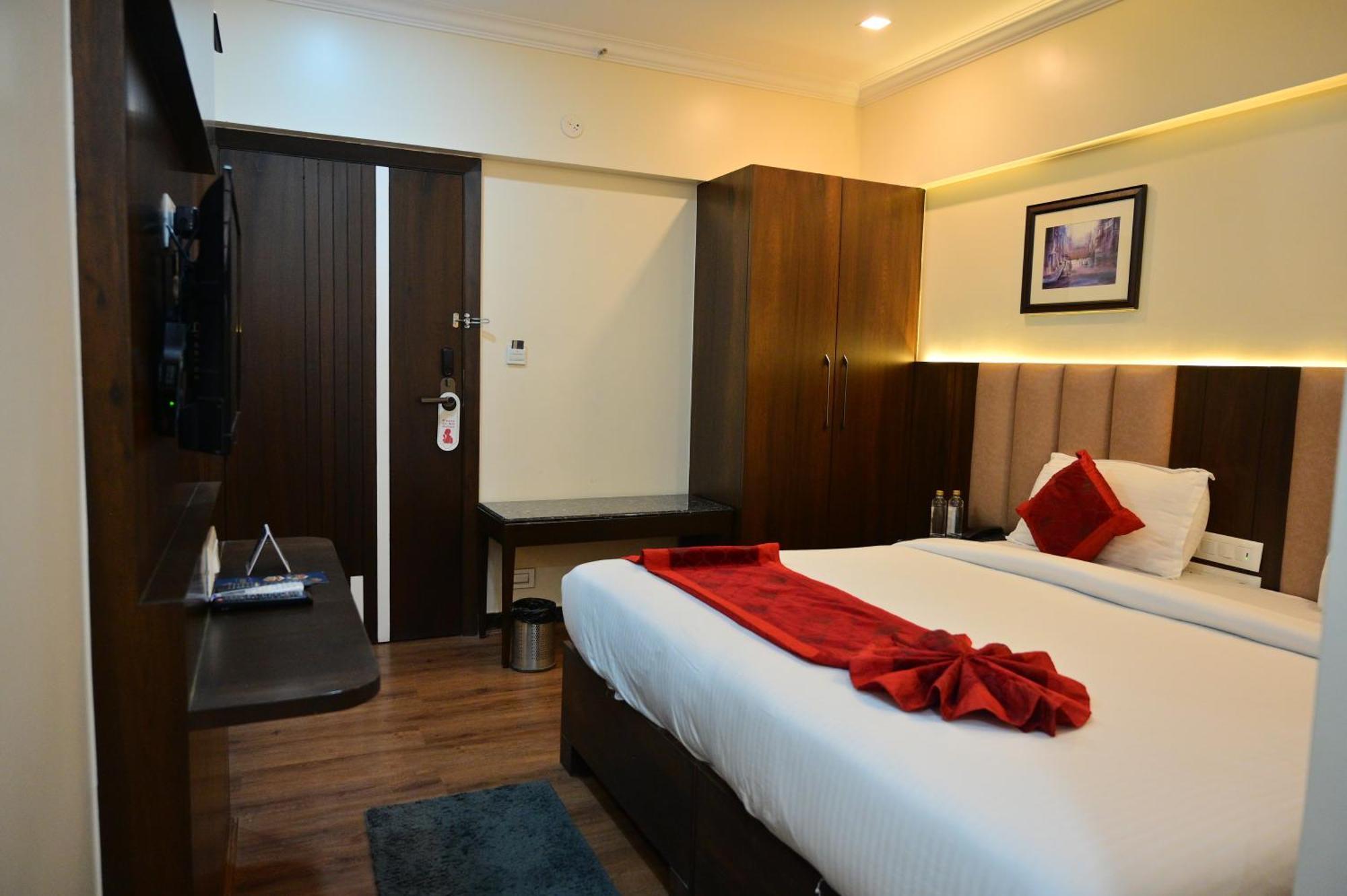 Hotel Golden Riviera Mysuru Zewnętrze zdjęcie