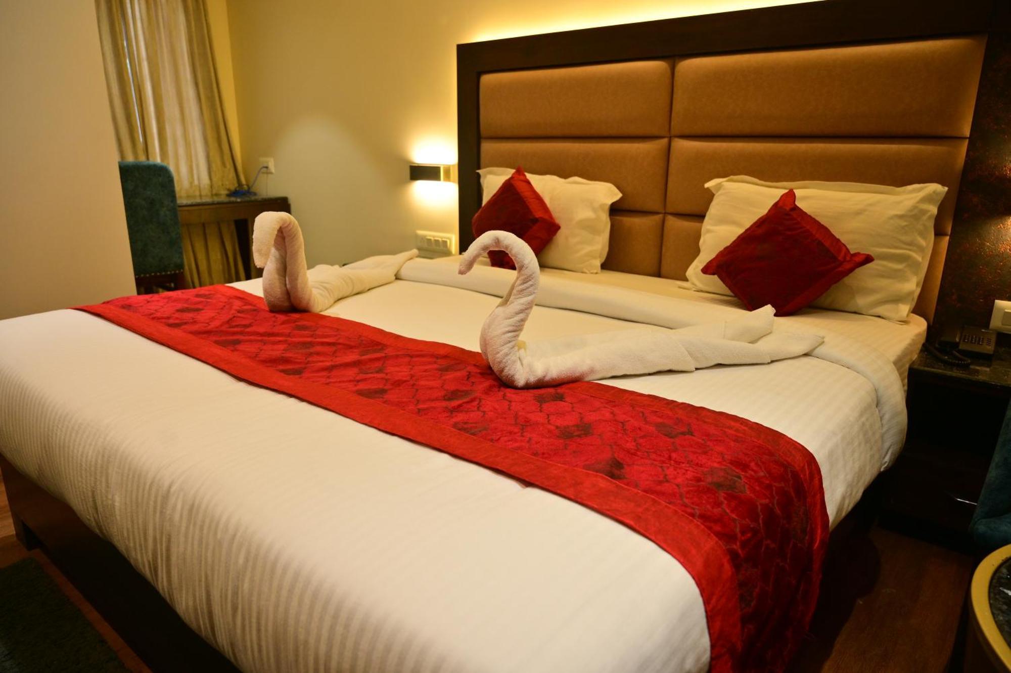 Hotel Golden Riviera Mysuru Zewnętrze zdjęcie