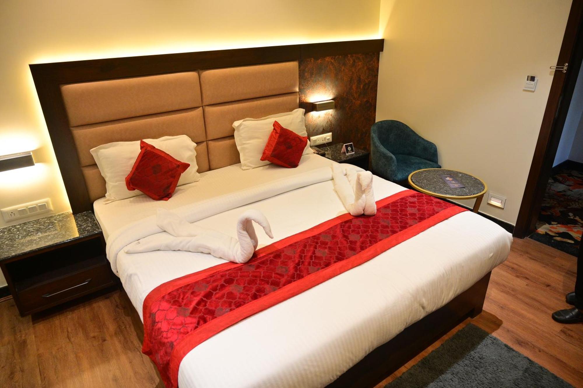 Hotel Golden Riviera Mysuru Zewnętrze zdjęcie