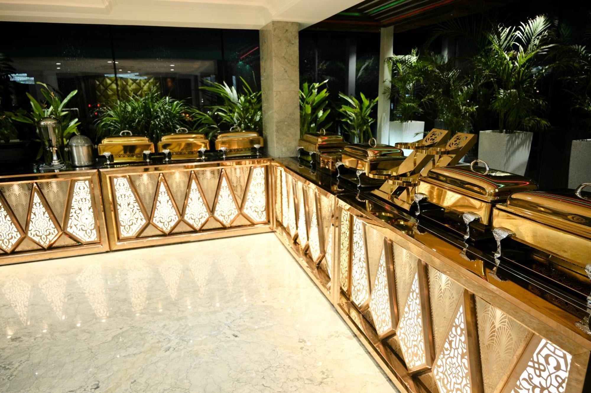 Hotel Golden Riviera Mysuru Zewnętrze zdjęcie