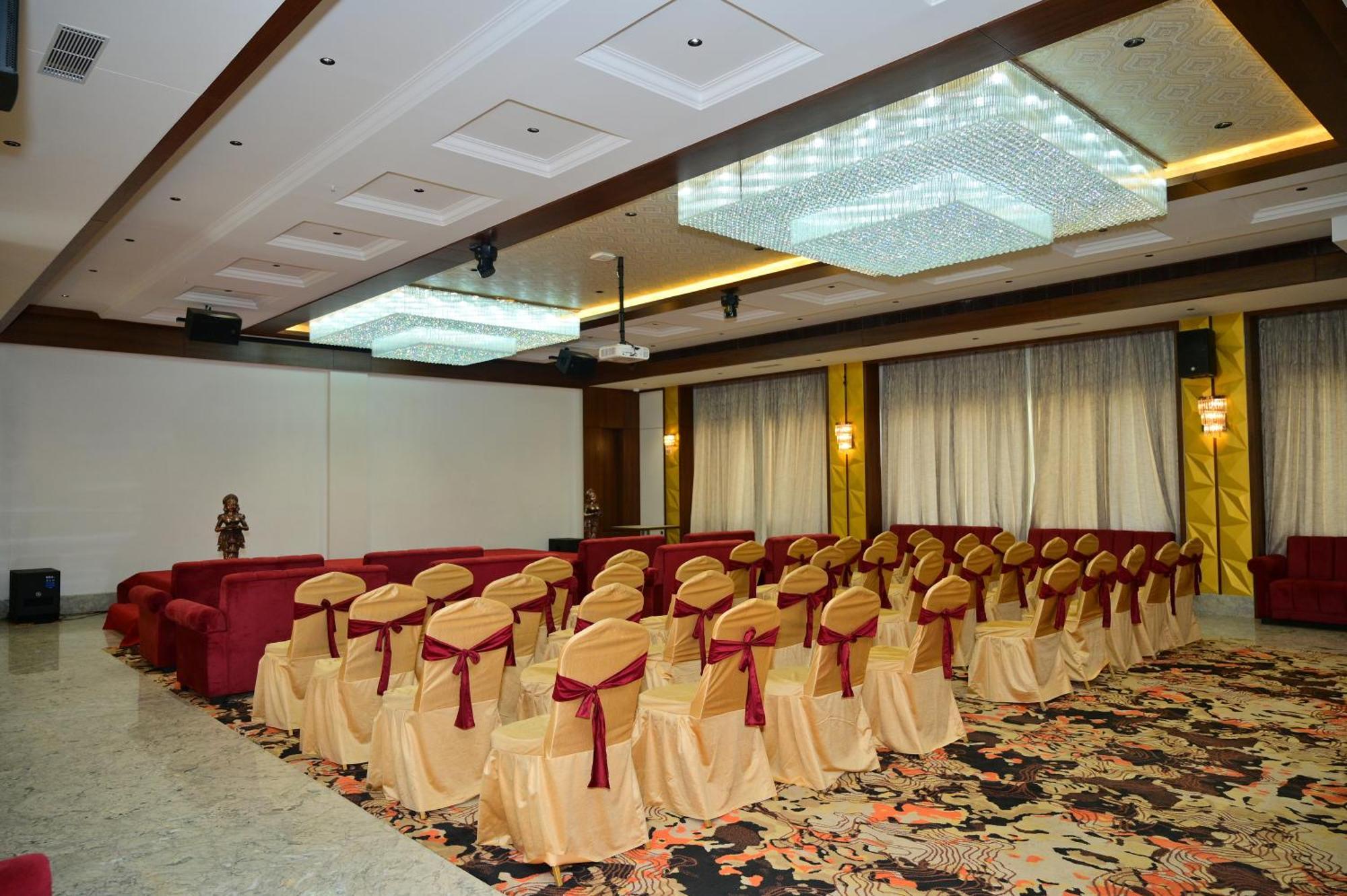 Hotel Golden Riviera Mysuru Zewnętrze zdjęcie