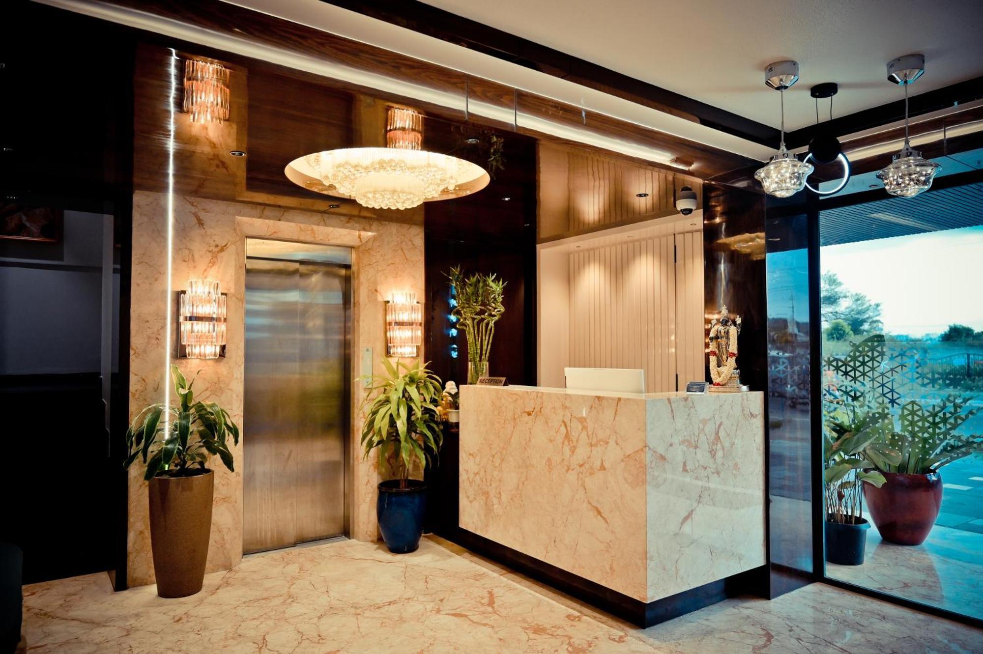 Hotel Golden Riviera Mysuru Zewnętrze zdjęcie