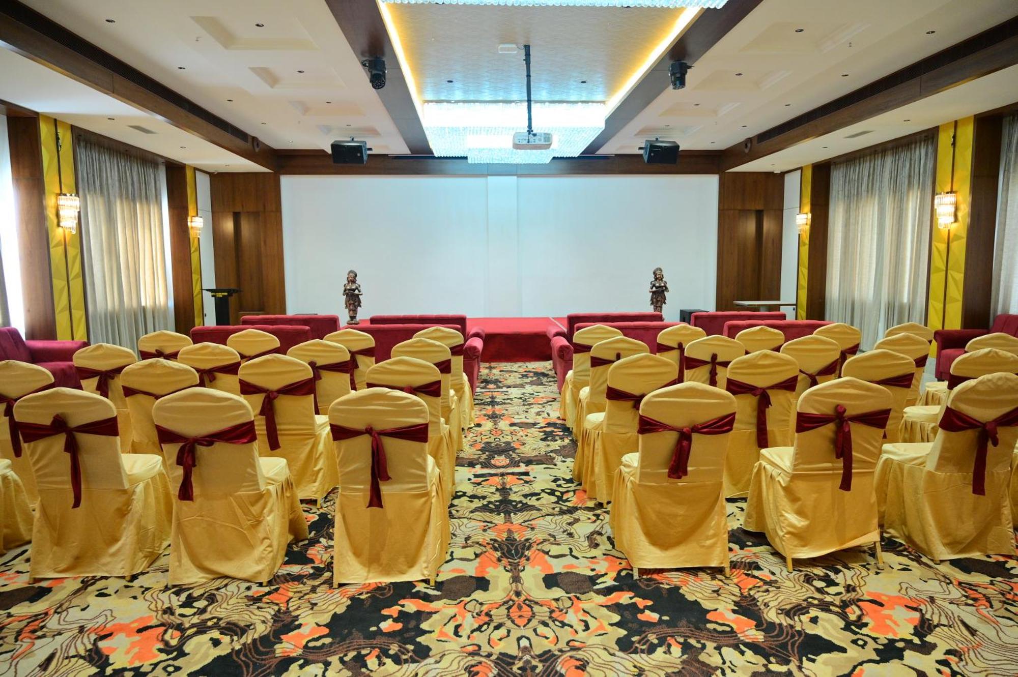 Hotel Golden Riviera Mysuru Zewnętrze zdjęcie