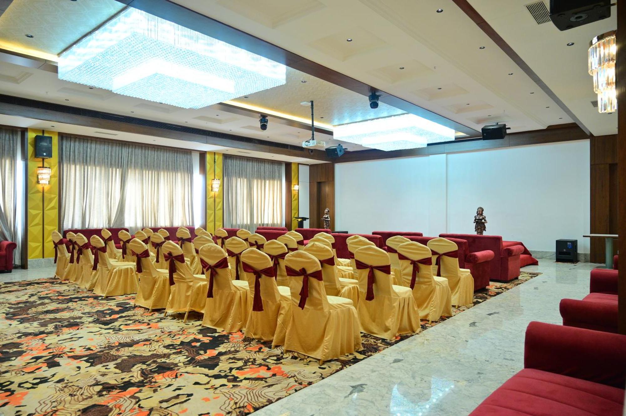 Hotel Golden Riviera Mysuru Zewnętrze zdjęcie