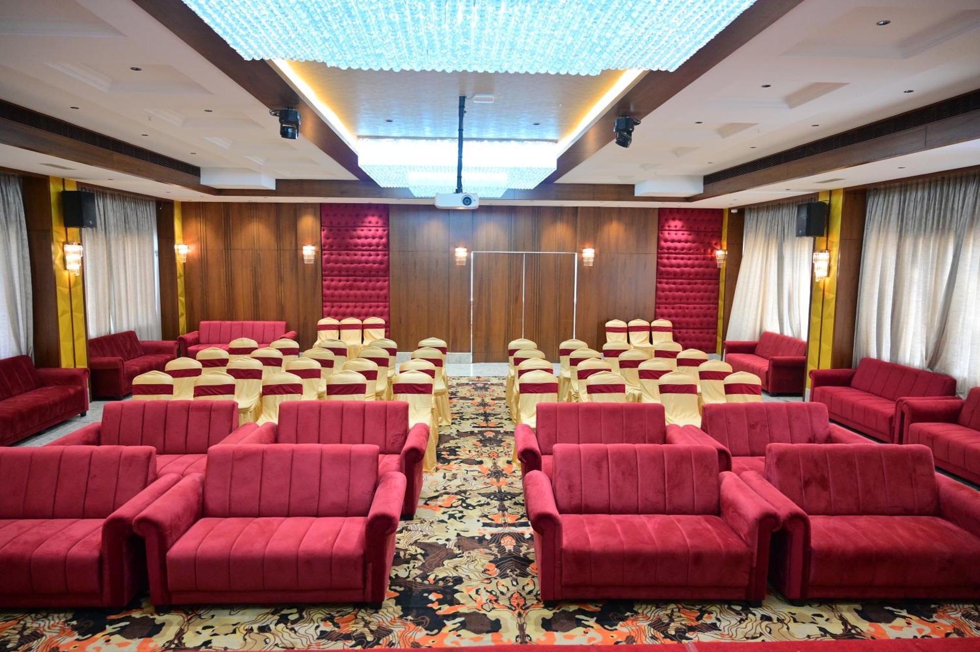 Hotel Golden Riviera Mysuru Zewnętrze zdjęcie